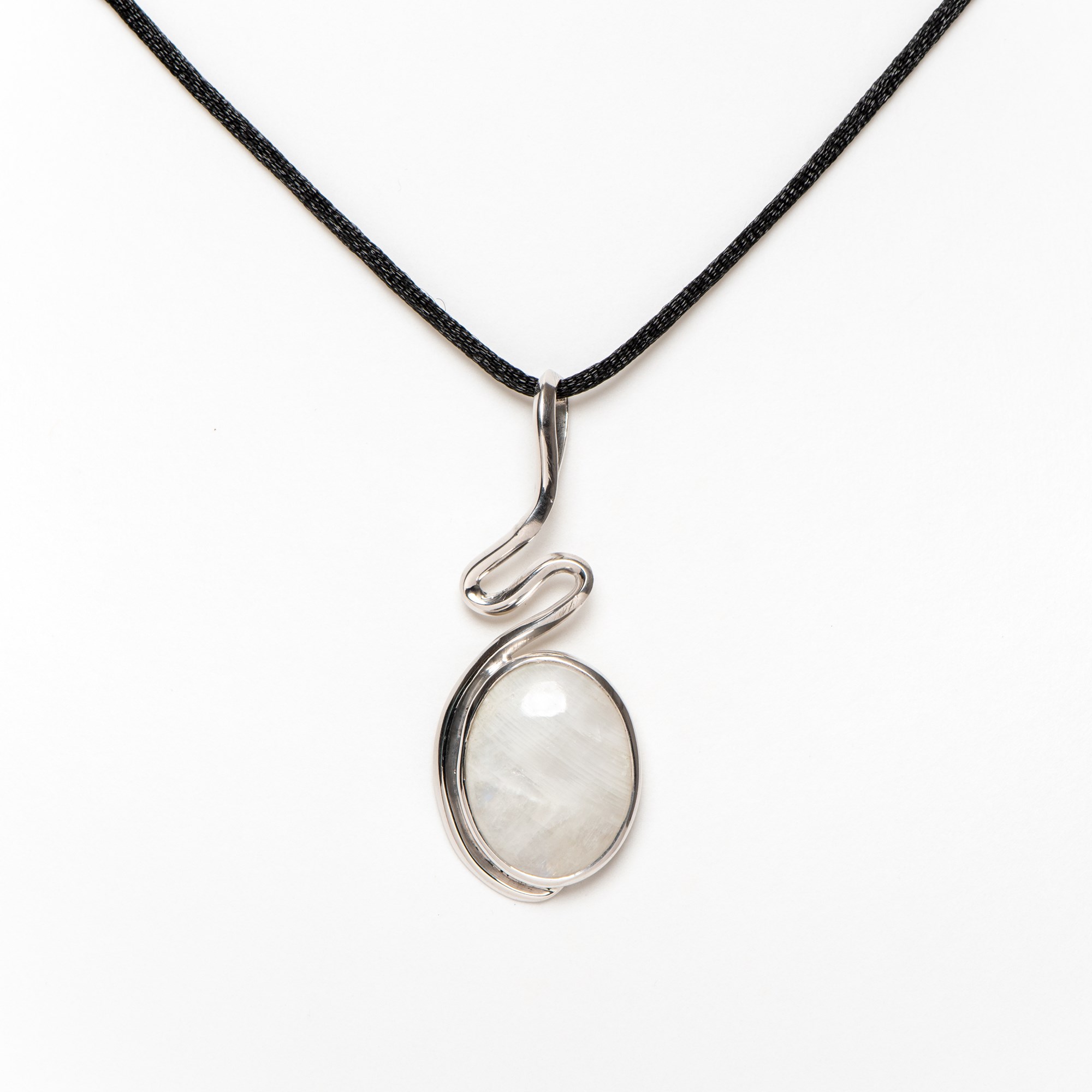 Collier Curve met Regenboogmaansteen