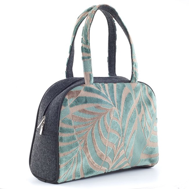 Handtas met palmmotief in zeegroen, gecombineerd met vilt.