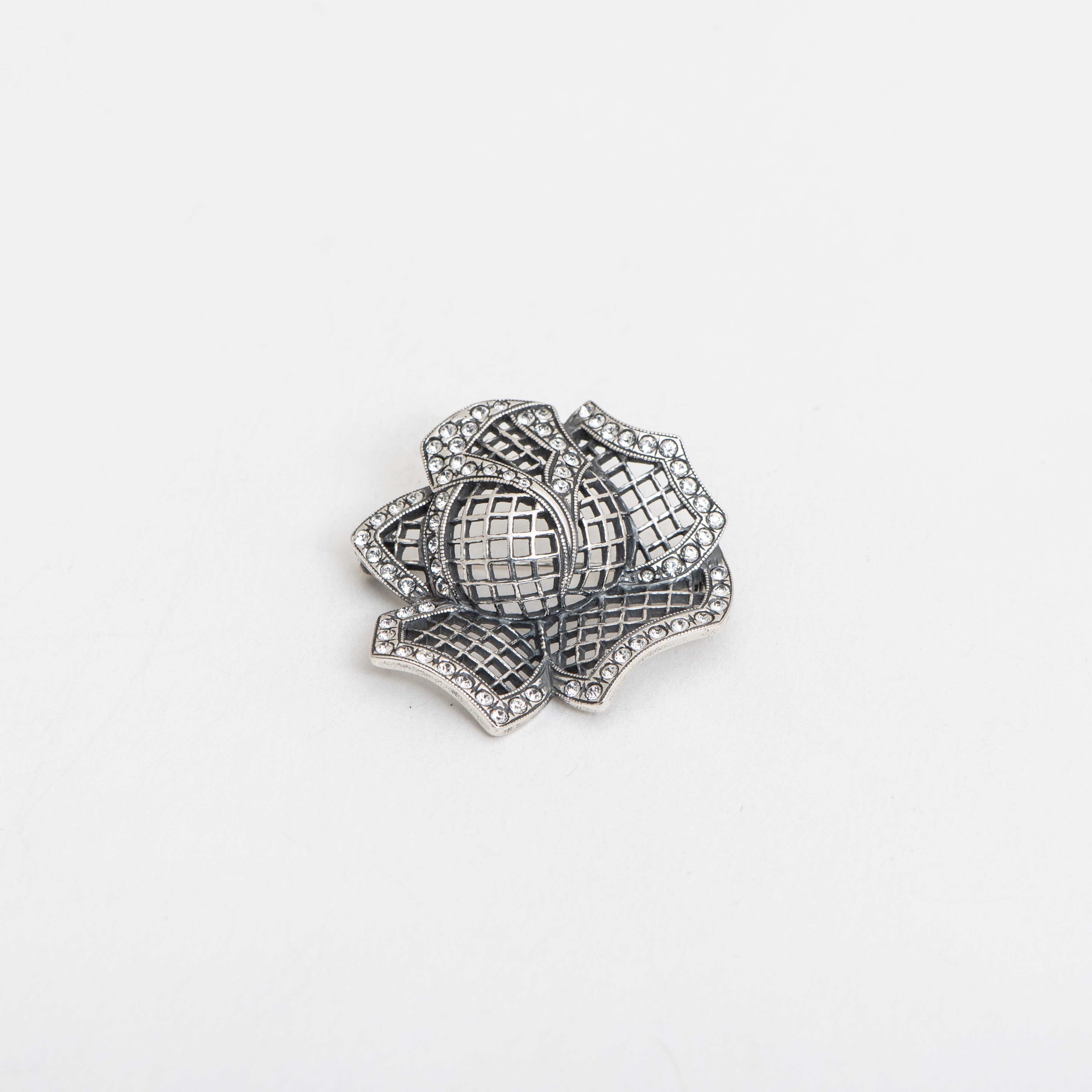 Broche Roos in Tule