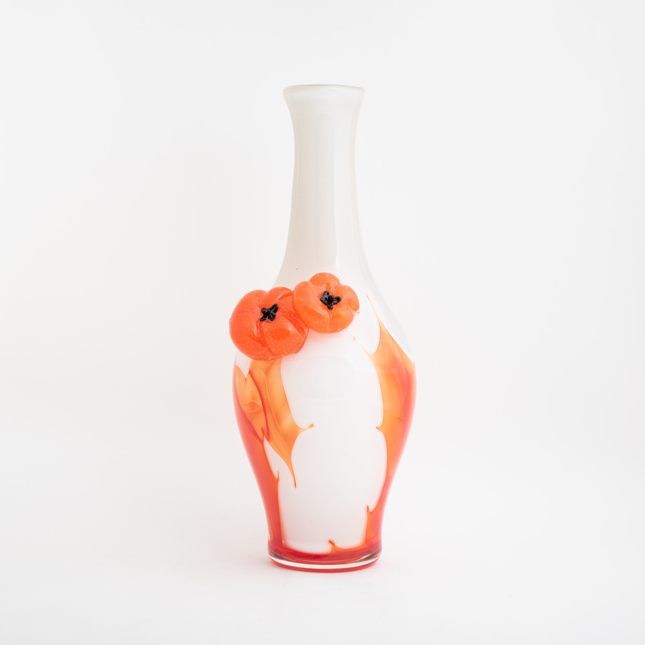 Witte glazen vaas met oranje rode tomaten