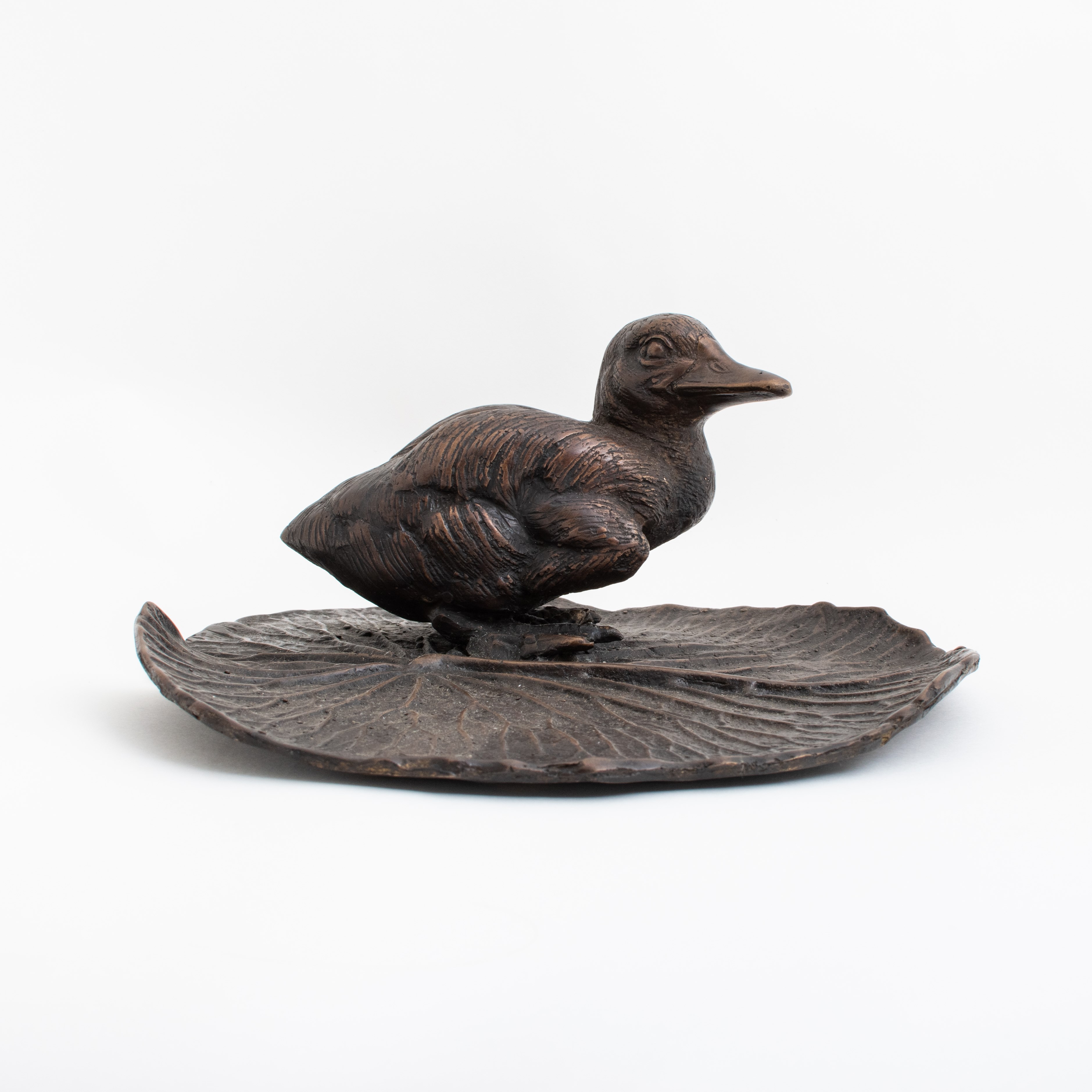 Sculptuur Eend op Waterlelie Blad