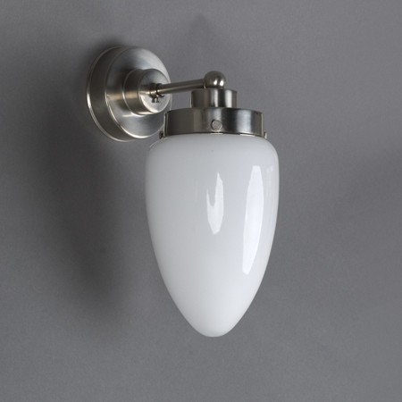 Wandlamp met strak, matnikkel armatuur en opaline / melk witte glaskap