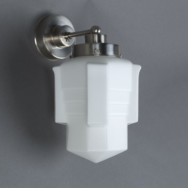Wandlamp met matnikkel, strak armatuur en opaline / melk witte glaskap