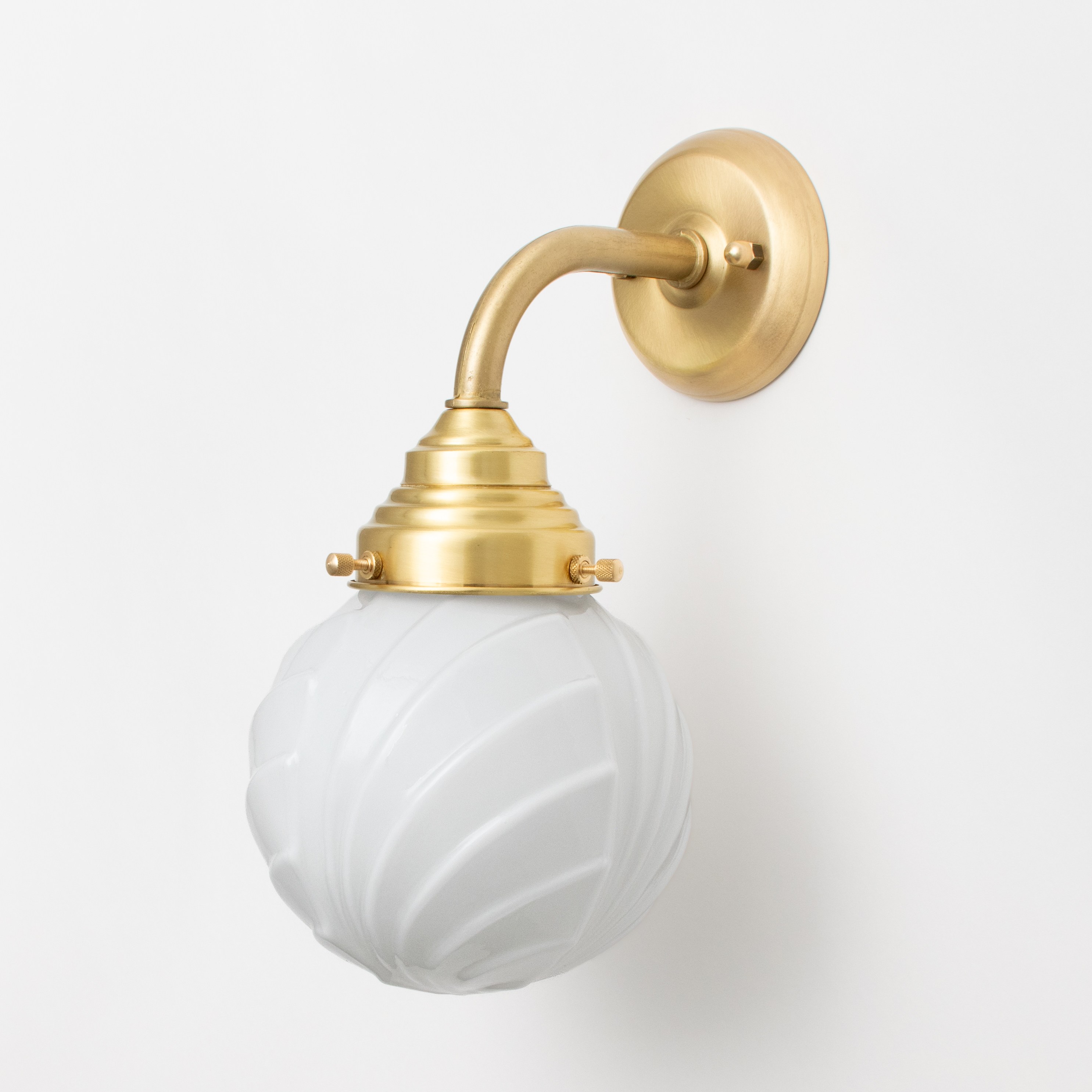 Wandlamp Swingbulb Curve Messing