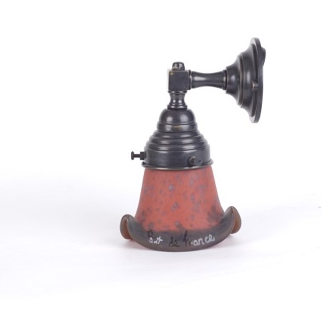 Badkamer wandlamp in brons met een kort Pate-de-Verre glaskap in aardetinten