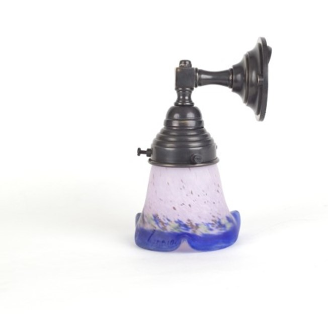 Badkamer wandlamp in brons met een kort Pate-de-Verre glaskap in lila en blauw