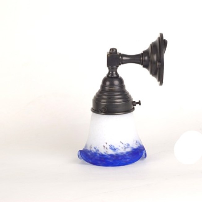 Badkamer wandlamp in brons met een kort Pate-de-Verre glaskap in wit en blauw