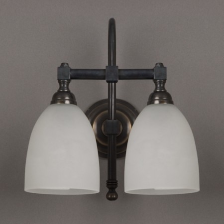 Badkamerlamp met Gebogen, bronzen armatuur en geetste glaskappen