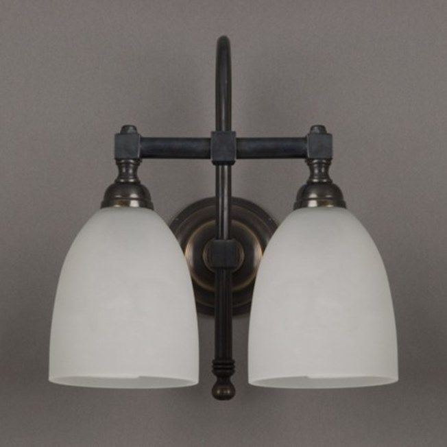 Badkamerlamp met Gebogen, bronzen armatuur en geetste glaskappen