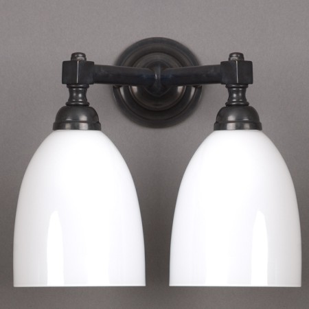 Badkamerlamp v-vorm met opaal witte glaskappen aan bronzen armatuur