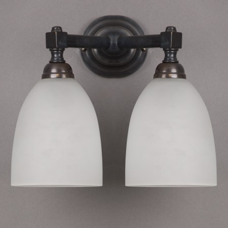 Badkamerlamp v-vorm met geetste glaskappen aan bronzen armatuur