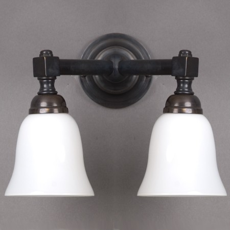 Badkamer wandlamp Bell v-vorm in brons met open,witte glaskappen