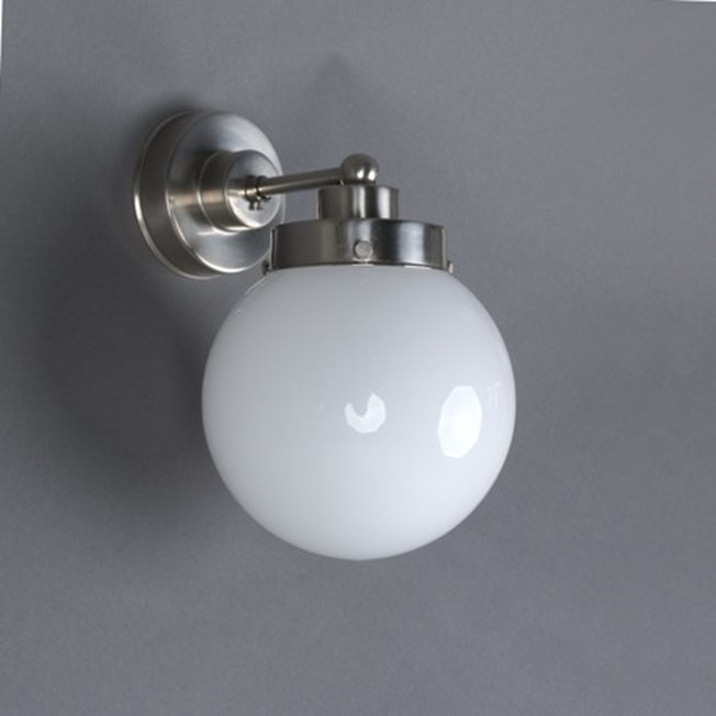 Wandlamp met strak matnikkelen armatuur en opaline glaskap in bolle vorm