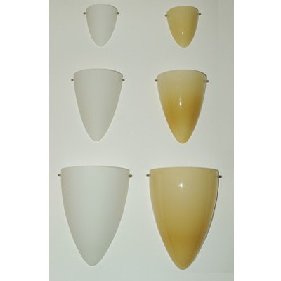 Wandlamp met paraboolvorm, in 3 formaten en in opaline en zachtgeel getoond. Allen met direct-aansluiting