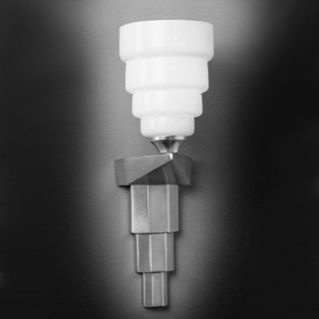 Wandlamp getrapt met zwaar matnikkel armatuur en hier afgebeeld met glaskap Ronde Pisa.