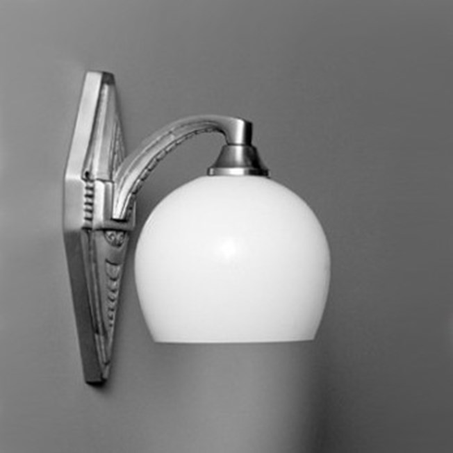 Wandlamp square met zwaar vernikkeld, gedetailleerd armatuur en opaline glaskap douche