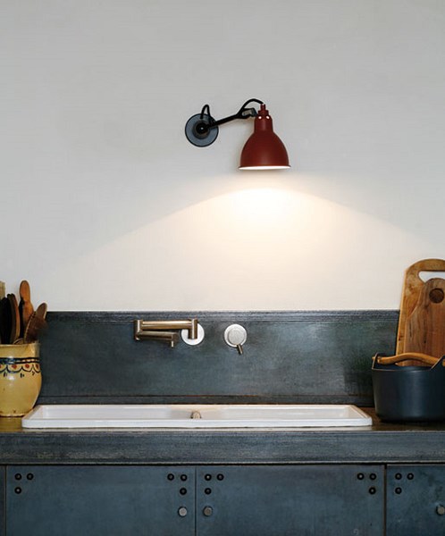 Zeer praktisch lamp voor in de keuken; draaibare wandspot van La Lampe Gras