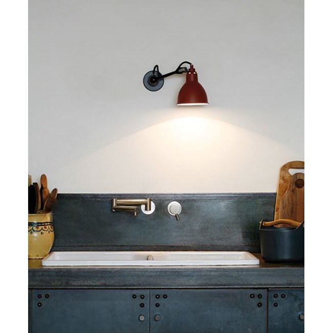 Zeer praktisch lamp voor in de keuken; draaibare wandspot van La Lampe Gras