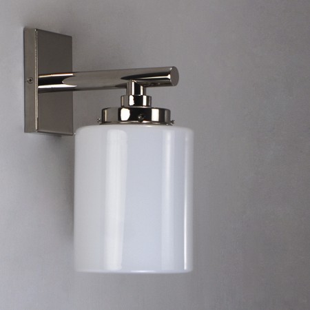 Wandlamp met Opaline, cilindervormige glaskap en glanzend nikkel, strak armatuur.