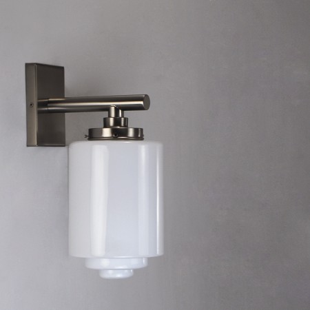 Wandlamp met matnikkel armatuur en getrapte, opaline glaskap